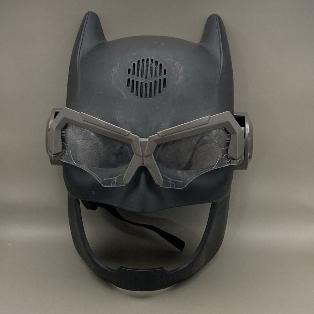 Mattel DC Batman Voice Changing Tactical Helmet Mask Costume Light Up Glasses